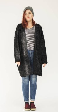 ayakta ve gülümseyen genç kadın