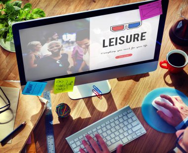 bilgisayarda çalışan adam