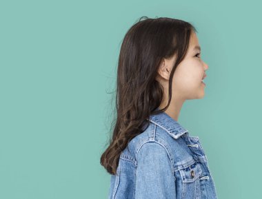 sevimli küçük kız stüdyoda