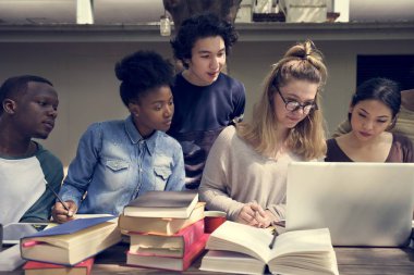 çok ırklı öğrenciler birlikte beyin fırtınası