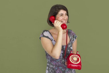 Telefonda konuşan kadın.