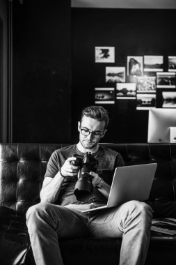 Ev ofisinde çalışan fotoğrafçı