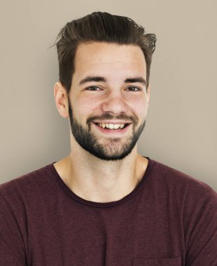 gülümseyen doğal yakışıklı adam