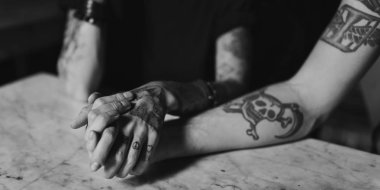 Çift el ele tutuşuyor.