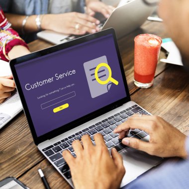 tipik dizüstü klavye üzerinde insanlar