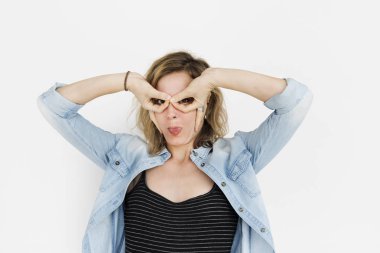 Palyaçoluk yapıyor kadın