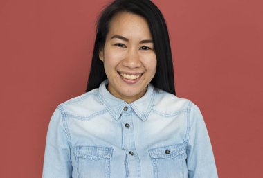 Genç gülümseyen Asyalı kadın