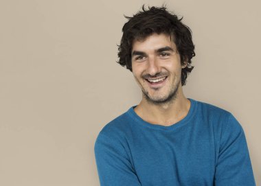 Genç, gülümseyen beyaz adam.