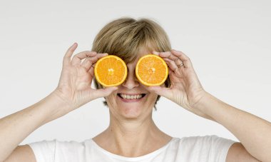 Kadın portakal dilimleri ile