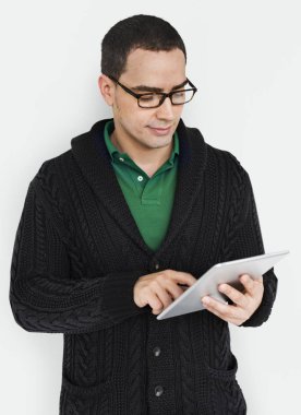 Dijital tablet kullanan adam