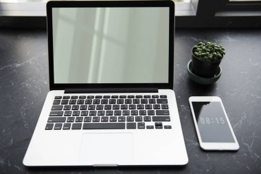 modern dizüstü bilgisayarda çalışma alanı tablosu