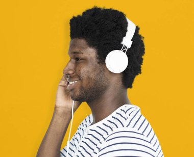 Kulaklık takan adam.