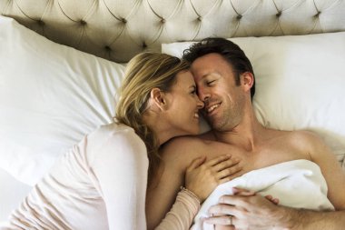 Çift yalan ve kötü gülümseyen 