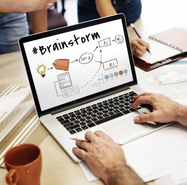 Dizüstü bilgisayar kullanan kişi