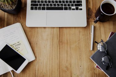 dizüstü bilgisayar ile çalışma alanı tablosu