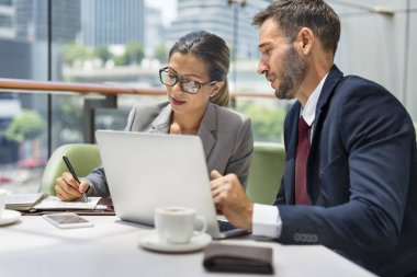 Dizüstü bilgisayar kullanan iş adamları