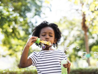 küçük kız balonu üfleme