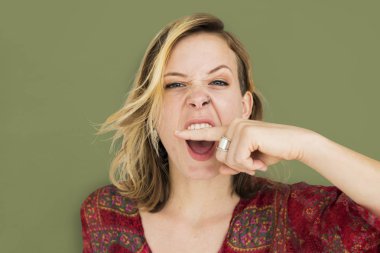 Palyaçoluk yapıyor kadın