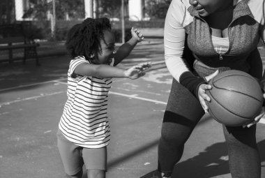 Anne ve kızı basketbol oynarken