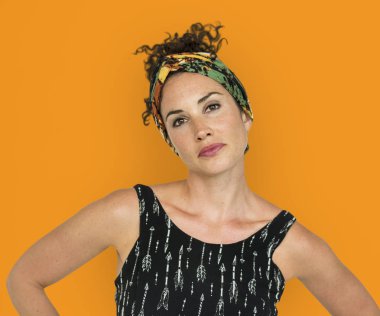 Kıvırcık saçlı güzel bir kadın.