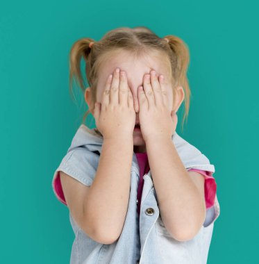 sevimli küçük kız stüdyoda