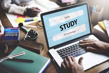 Dizüstü bilgisayarda yazan adam