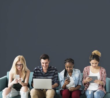 Dijital cihazlar kullanan gençlerin