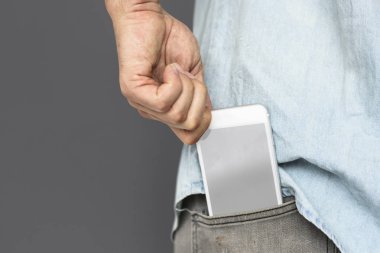 insan Eli cebinde telefon koyarak