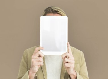 Dijital tabletli adam.