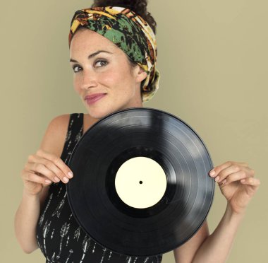 Vinil kaydını tutan güzel kadın