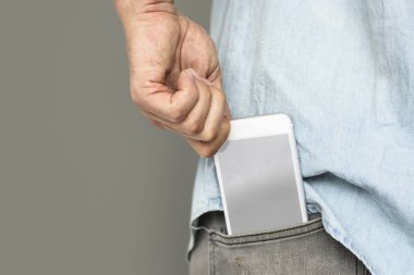 insan Eli cebinde telefon koyarak