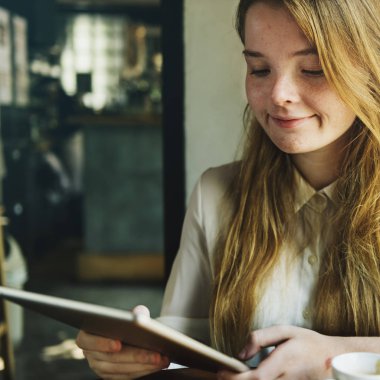 Dijital tablet kullanan kız