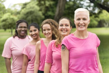 Pembe tişörtleri giyen kadınlar