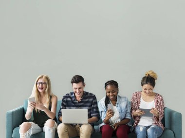 Dijital cihazlar kullanan gençlerin