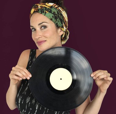 Vinil kaydını tutan güzel kadın