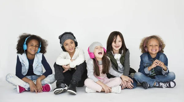 Gruppo multiculturale di bambini che ascoltano musica — Foto Stock
