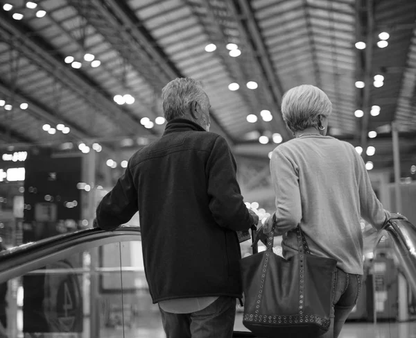 Seniorenpaar am Flughafen — Stockfoto