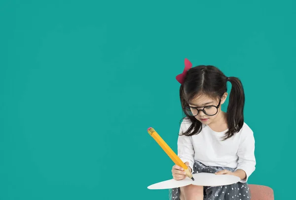 大きな鉛筆で書いている女の子 — ストック写真