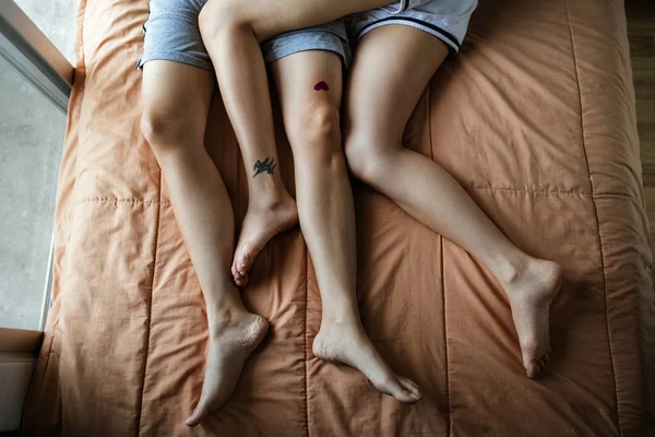 Lesbický pár ležící na posteli — Stock fotografie