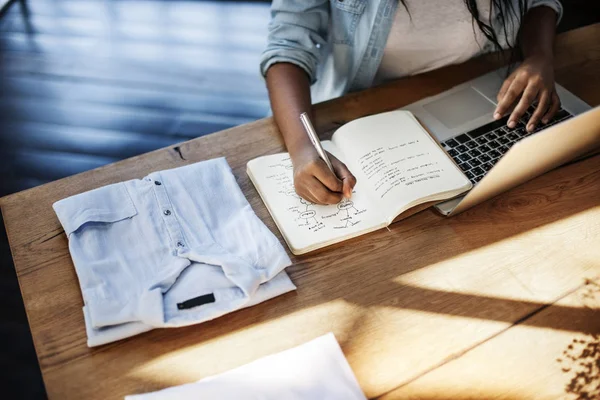 Étudiant utilisant un ordinateur portable — Photo