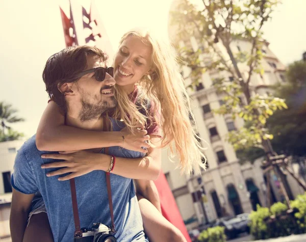 Chica piggyback paseo en su novio — Foto de Stock