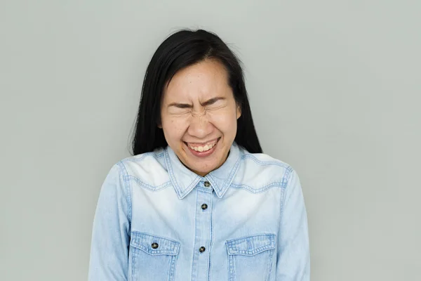 Giovane sorridente donna asiatica — Foto Stock