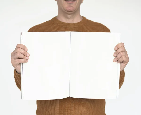 Man bedrijf geopende boek — Stockfoto