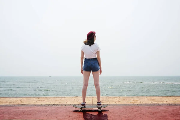 Jeune femme Skateboarder sur la plage — Photo