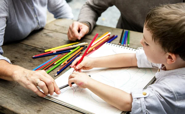 Grand-parents dessinant avec leur petit-fils — Photo