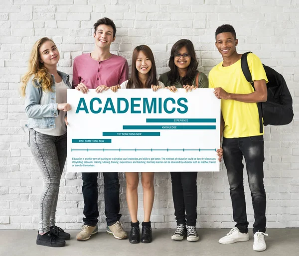 Multi-etnisch studenten met poster — Stockfoto