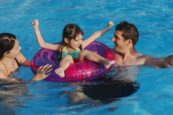 Chica divirtiéndose en la piscina — Foto de Stock