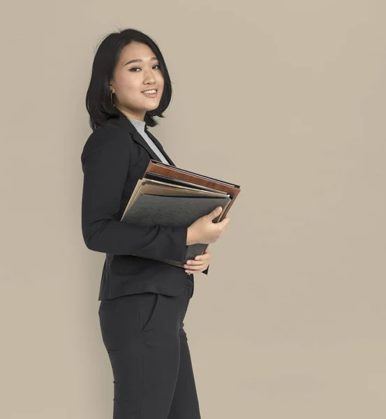 Asiatique femme d'affaires tenant des documents — Photo