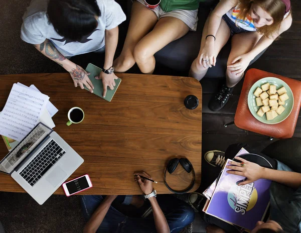 Friends spending time together — Stock Photo, Image