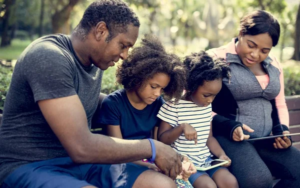 Familie mit digitalen Tablets — Stockfoto